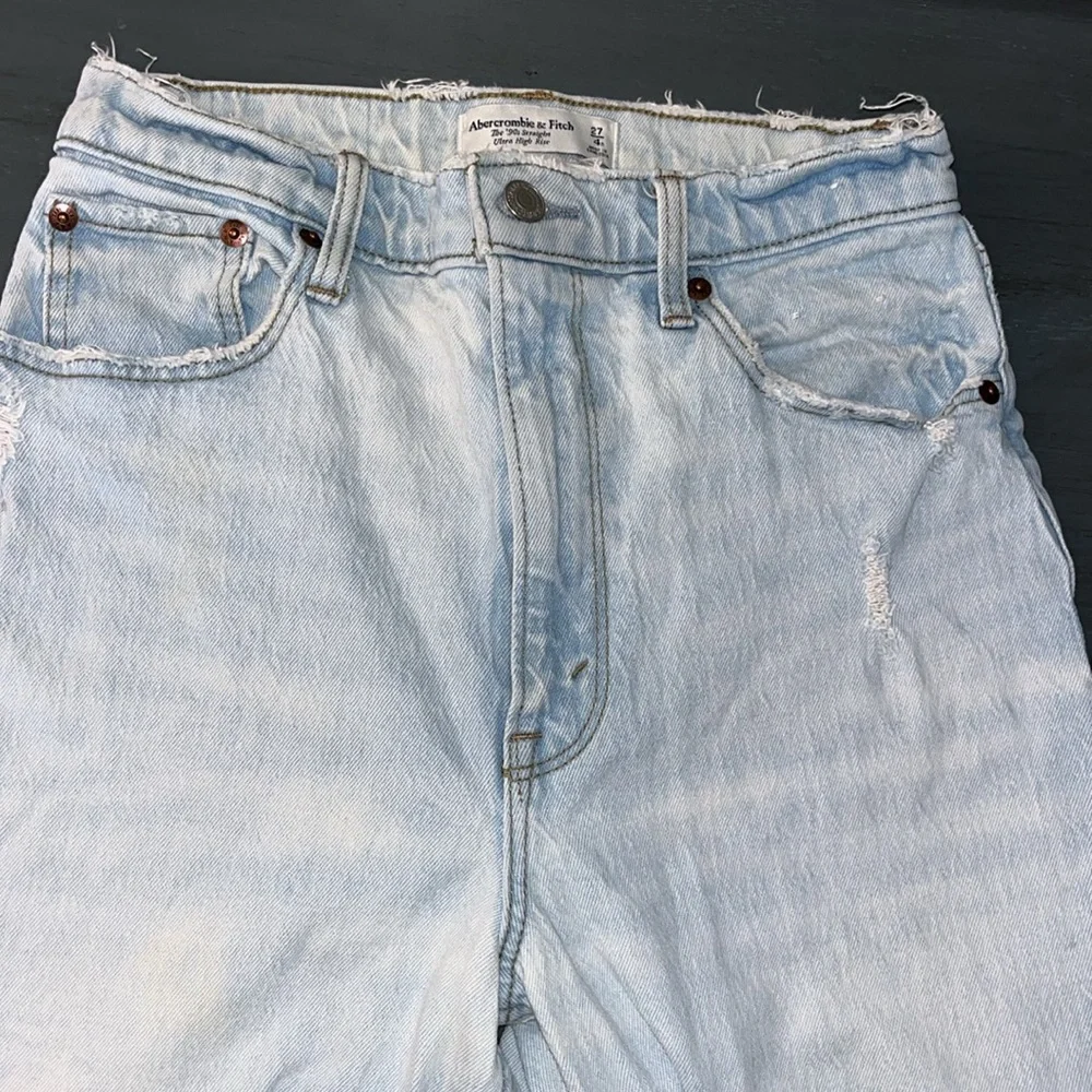 Abercrombie & Fitch Ultra High Rise 90s Straight Jeans 27/4R Destroy Distressed